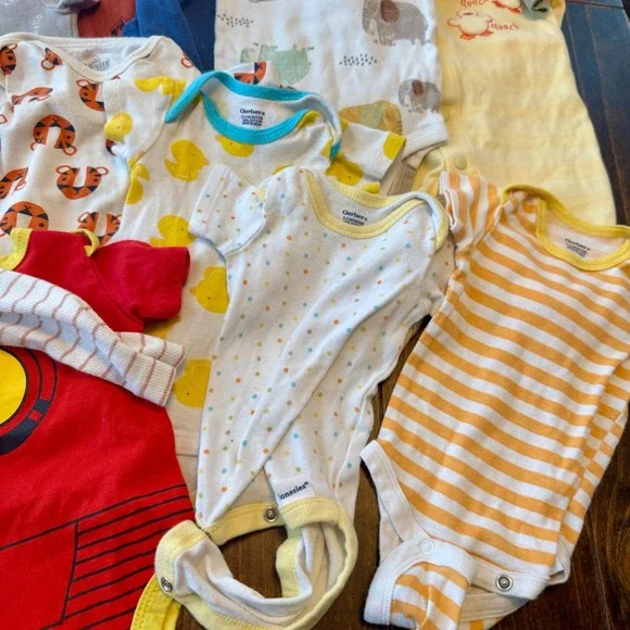 18 Baby Clothes Lot 0-3 Months Bodysuits Sleepers Onesies Neutral Patterns Mix - Picture 5 of 7
